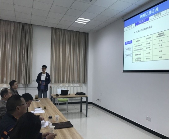 J9集团国际站组织新进教师进行首聘期满述职汇报
